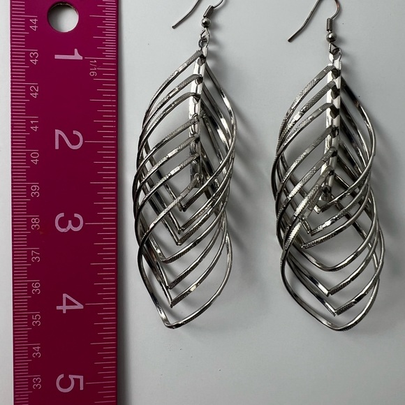 Cute Continuous Dangling Silver Tone Leaves Pierced Earrings - Picture 14 of 16